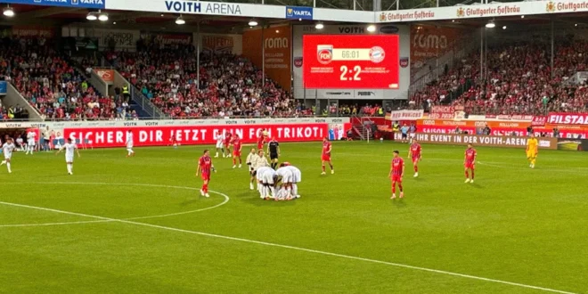 Jamal Musiala siendo atendido por el cuerpo médico del Bayern Múnich tras desmayarse en el campo