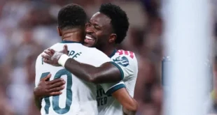 Kylian Mbappé celebrando un gol con el Real Madrid en el Santiago Bernabéu