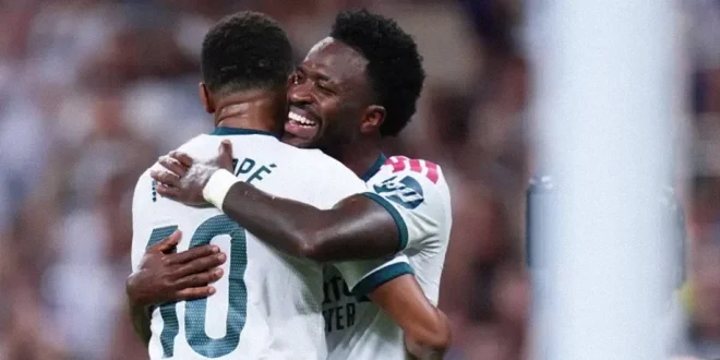 Kylian Mbappé celebrando un gol con el Real Madrid en el Santiago Bernabéu