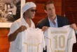 Ronaldinho sonriente sosteniendo la camiseta número 10 del Ravenna FC de Italia durante su presentación oficial.
