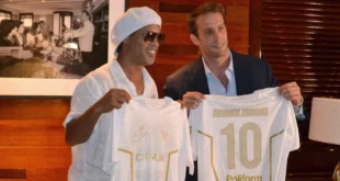 Ronaldinho sonriente sosteniendo la camiseta número 10 del Ravenna FC de Italia durante su presentación oficial.