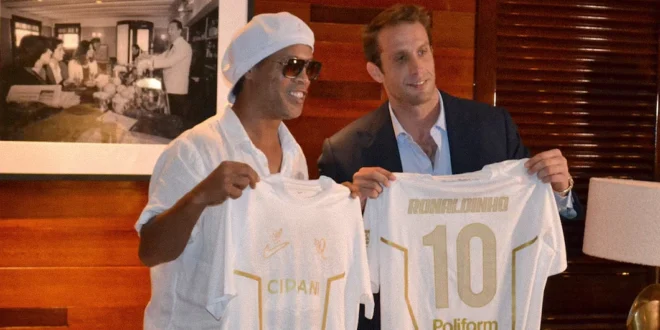 Ronaldinho sonriente sosteniendo la camiseta número 10 del Ravenna FC de Italia durante su presentación oficial.