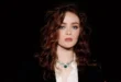 Sadie Sink posando con un vestido minimalista en un evento de gala