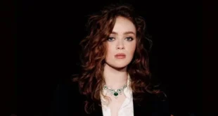 Sadie Sink posando con un vestido minimalista en un evento de gala