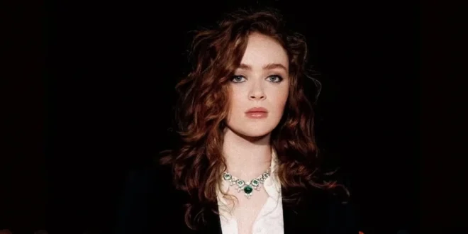 Sadie Sink posando con un vestido minimalista en un evento de gala