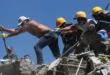 Equipos de rescate y voluntarios trabajando entre los escombros de un edificio colapsado en Cali, Colombia.