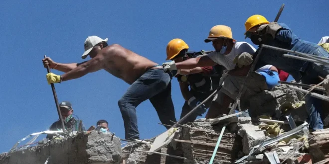 Equipos de rescate y voluntarios trabajando entre los escombros de un edificio colapsado en Cali, Colombia.