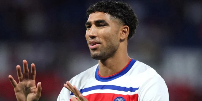 Achraf Hakimi durante un partido oficial con el Paris Saint-Germain