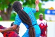 Aedan Scipio, futbolista de Anguila con rastas largas, disputando un balón en un partido oficial.