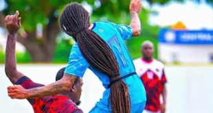 Aedan Scipio, futbolista de Anguila con rastas largas, disputando un balón en un partido oficial.