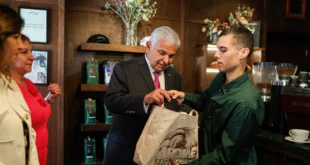 Presidente Mulino en la cafetería Arcane Estate Coffee en Manhattan, Nueva York.