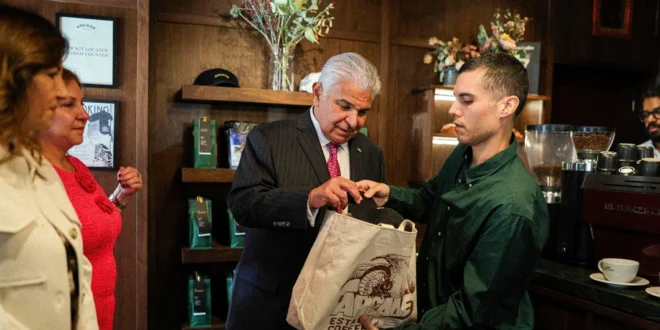 Presidente Mulino en la cafetería Arcane Estate Coffee en Manhattan, Nueva York.