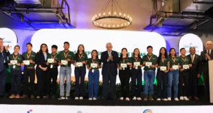 Estudiantes becados y autoridades en la inauguración oficial de CEAGRO AIP