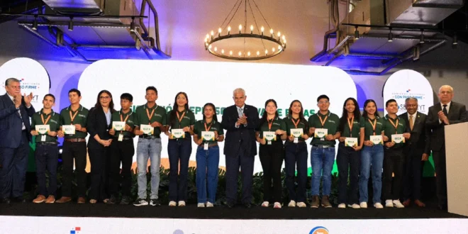 Estudiantes becados y autoridades en la inauguración oficial de CEAGRO AIP