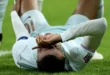 Kylian Mbappé lamentándose sobre el césped tras sufrir una lesión de rodilla con la selección francesa.