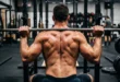 Hombre realizando entrenamiento de fuerza con barra en el gimnasio