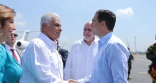 El presidente José Raúl Mulino durante su llegada a la base aérea en Guayaquil