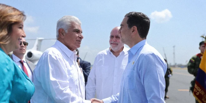 El presidente José Raúl Mulino durante su llegada a la base aérea en Guayaquil