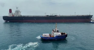 Buque petrolero navegando cerca del estrecho de Ormuz bajo tensión geopolítica internacional.