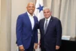 El presidente Mulino junto a Mariano Rivera conversando sobre proyectos deportivos en el Palacio de las Garzas