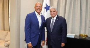 El presidente Mulino junto a Mariano Rivera conversando sobre proyectos deportivos en el Palacio de las Garzas