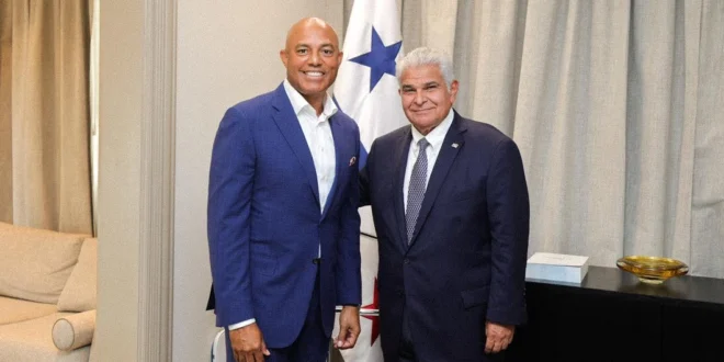 El presidente Mulino junto a Mariano Rivera conversando sobre proyectos deportivos en el Palacio de las Garzas