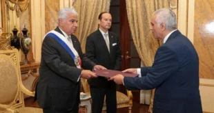 El presidente José Raúl Mulino recibiendo cartas credenciales en el Salón Amarillo del Palacio de Las Garzas.