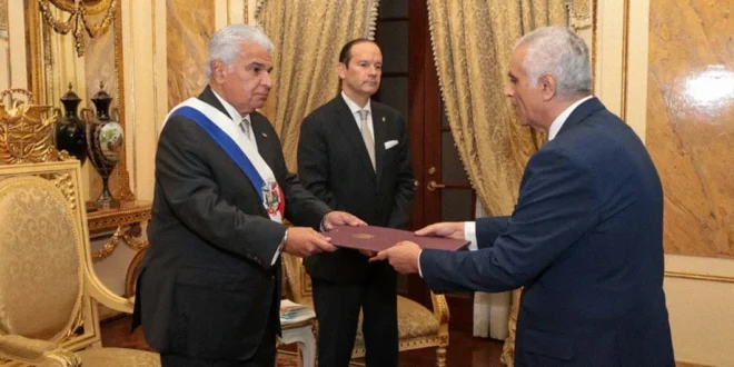 El presidente José Raúl Mulino recibiendo cartas credenciales en el Salón Amarillo del Palacio de Las Garzas.