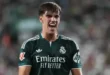 Espí celebra su gol agónico con los jugadores del Real Madrid ante el Elche