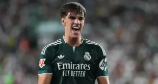 Espí celebra su gol agónico con los jugadores del Real Madrid ante el Elche