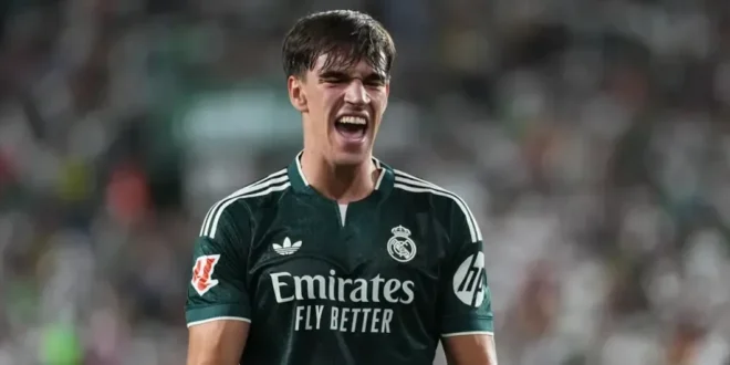 Espí celebra su gol agónico con los jugadores del Real Madrid ante el Elche