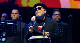 Rubén Blades durante una presentación en vivo con su orquesta.