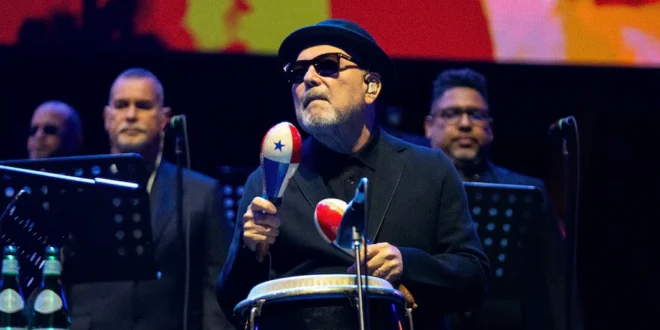 Rubén Blades durante una presentación en vivo con su orquesta.