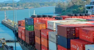 Contenedores de carga en puerto panameño representando el comercio exterior