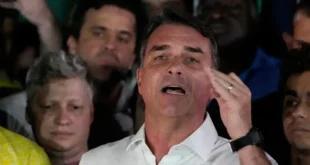 Flávio Bolsonaro se declara presidente electo de Brasil desde el extranjero