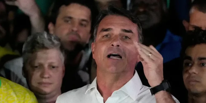 Flávio Bolsonaro se declara presidente electo de Brasil desde el extranjero