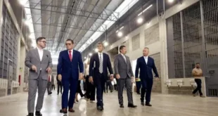 Ministro de Seguridad Frank Ábrego durante su visita a instalaciones penitenciarias en Costa Rica.