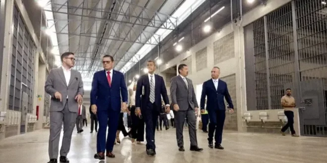 Ministro de Seguridad Frank Ábrego durante su visita a instalaciones penitenciarias en Costa Rica.