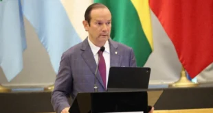 Javier Martínez-Acha interviniendo en un foro internacional sobre economía y diplomacia.