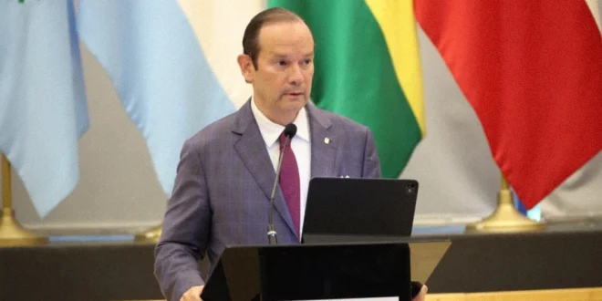 Javier Martínez-Acha interviniendo en un foro internacional sobre economía y diplomacia.