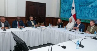 El ministro Juan Carlos Orillac en reunión con diputados de la Asamblea Nacional discutiendo la reforma de APP.
