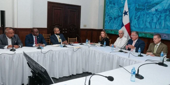 El ministro Juan Carlos Orillac en reunión con diputados de la Asamblea Nacional discutiendo la reforma de APP.