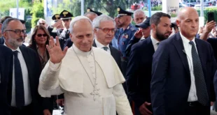 El papa León XIV saludando durante un acto oficial en el Vaticano