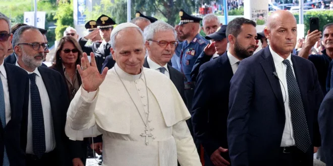 El papa León XIV saludando durante un acto oficial en el Vaticano