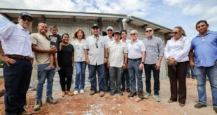 El presidente José Raúl Mulino entregando la nueva vivienda a la familia Samaniego en Herrera