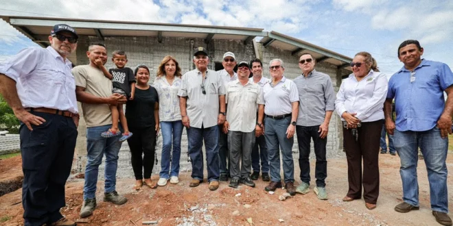 El presidente José Raúl Mulino entregando la nueva vivienda a la familia Samaniego en Herrera
