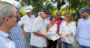 El presidente José Raúl Mulino durante su gira de trabajo en comunidades afectadas por sismos en Panamá.