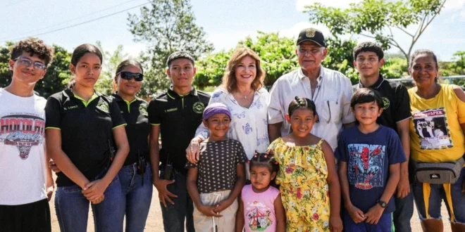El presidente José Raúl Mulino durante su visita a las zonas afectadas por el sismo en Veraguas.