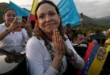 María Corina Machado saludando a sus seguidores en Venezuela tras su regreso.