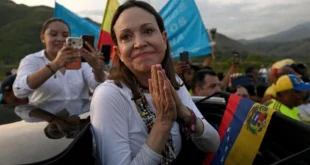 María Corina Machado saludando a sus seguidores en Venezuela tras su regreso.